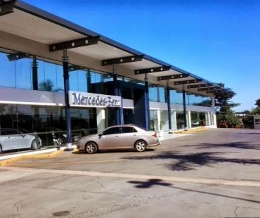 Concessionária Mercedes-Benz Londrina - Pr. Cobertura metálica com vigas e  e colunas revestimentos em ACM.  - 