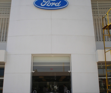  Concessionária Ford: revestimento do portico de entrada em ACM branco. - 