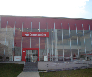 Santander CIC: revestimento interno em ACM vermelho. - 