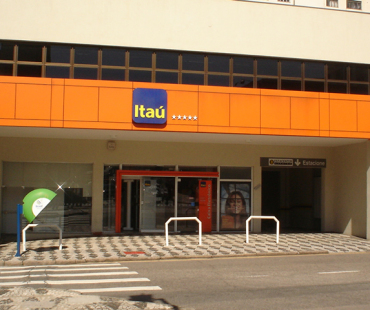 Itaú Juvevê: revestimento da fachada e portico em ACM laranja. - 