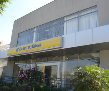 Banco do Brasil - Av. Pres. Kennedy: revestimento da marquise ACM prata. - 