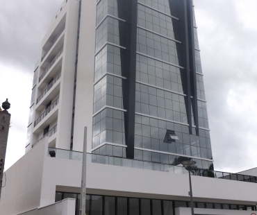 Edifício H.A. Offices Batel. Revestimento em ACM preto e detalhes na pele de vidro em ACM branco. - 