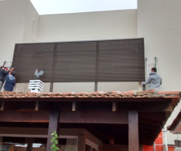 Residência. Instalação de painéis Aluacero ventilado. - 