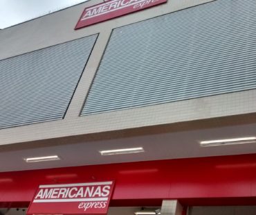 Americanas Araucária: revestimento em ACM vermelho e brises em alumínio branco. - 