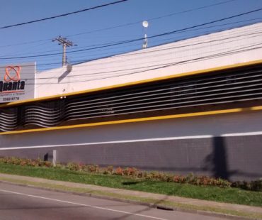 Quanta Diagnóstico: Instalação de ACM amarelo e brises de aluminio prata. - 