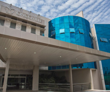 Hospital Oncoville: revestimento da fachada, brises e guarita em alumínio sólido champagne. - 